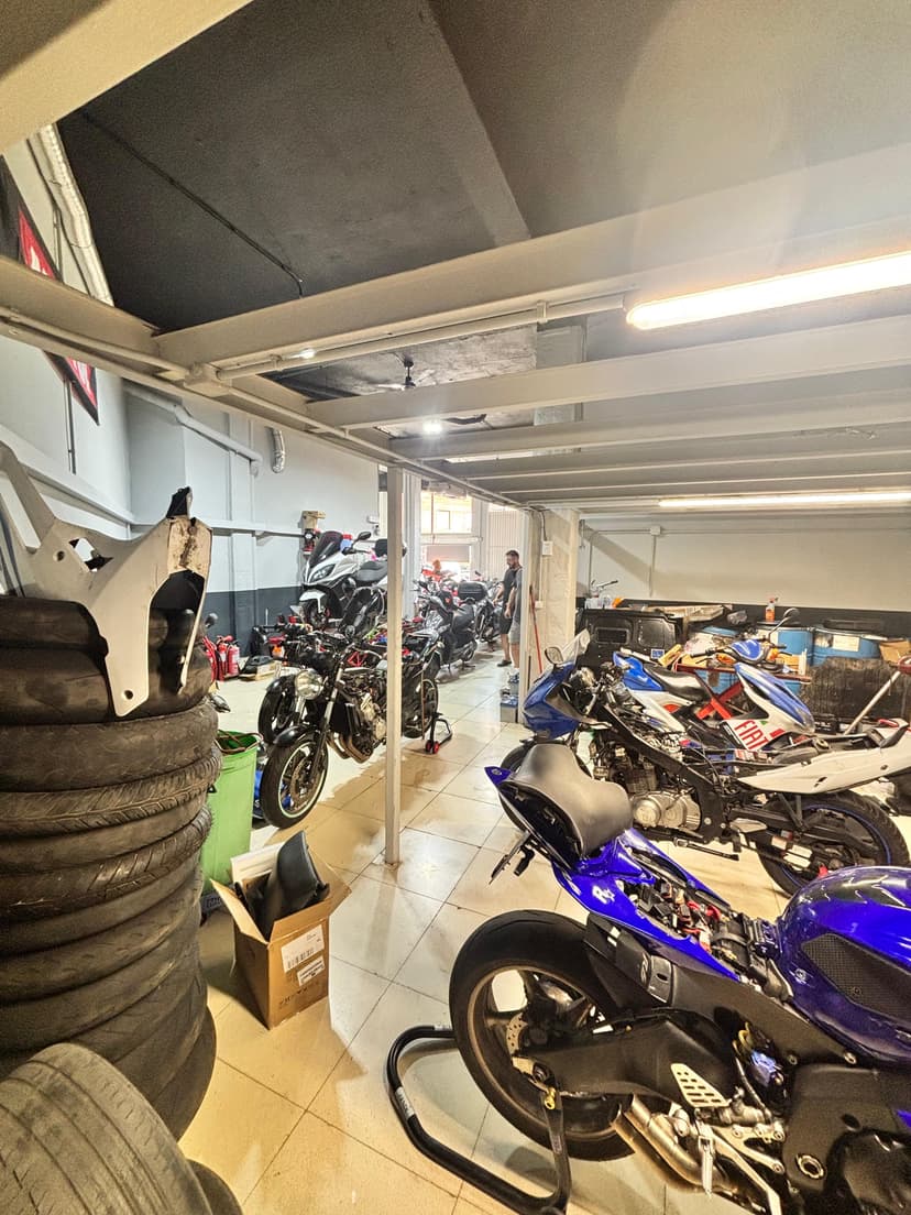 Zona de reparación del taller AJ Motorbikes en Calahorra